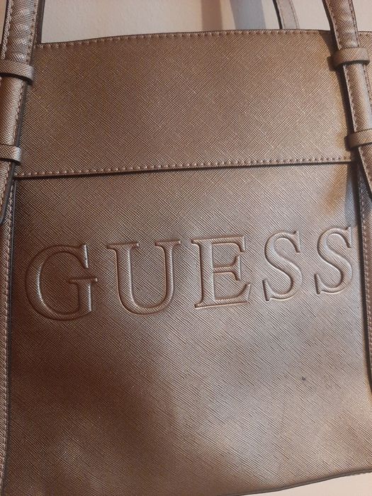 Mala de senhora em bronze. Guess