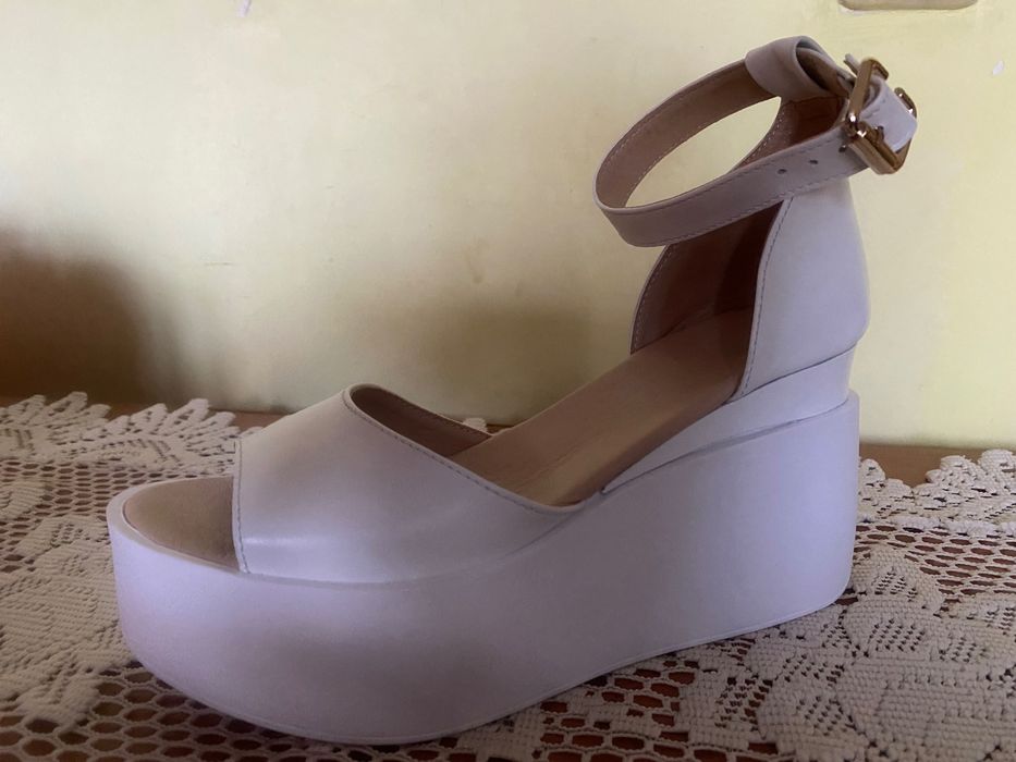 Босоніжки шкіряні білі, танкетка - 5-9 см.  39 р. Нові. 1000 грн.