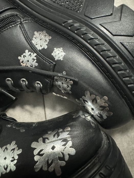 Trapery Koi Footwear w śnieżynki