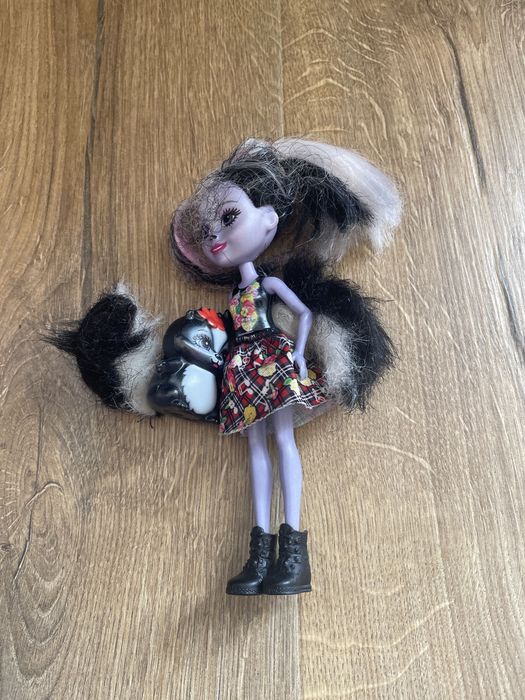 Lalka enchantimals skunks