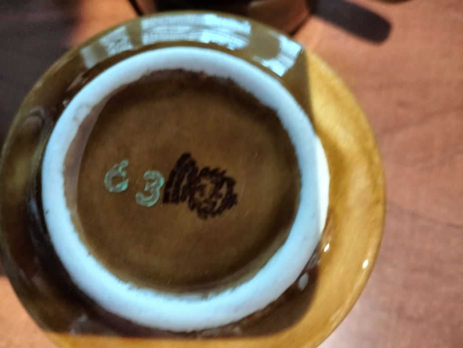 Kolekcja brązowej porcelany.