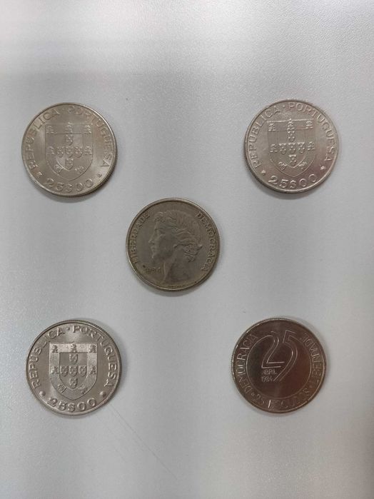 Cinco moedas de 25 escudos