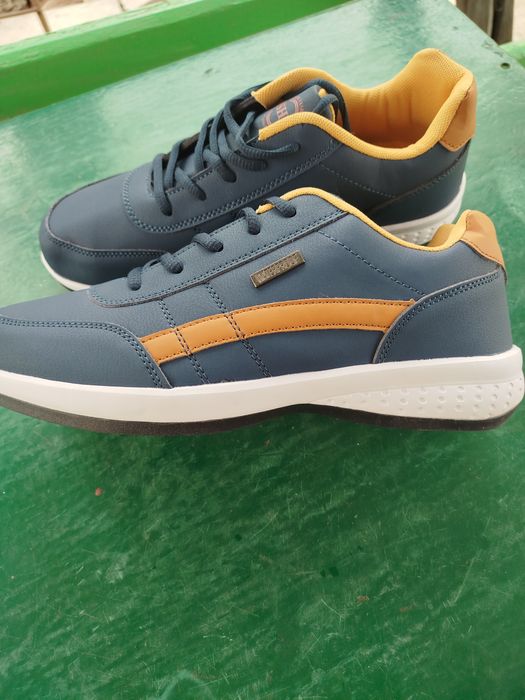 Продам нові чоловічі кросівки