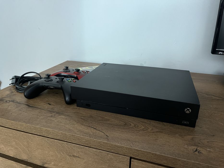 Xbox One X + dwa pady + cyberpunk