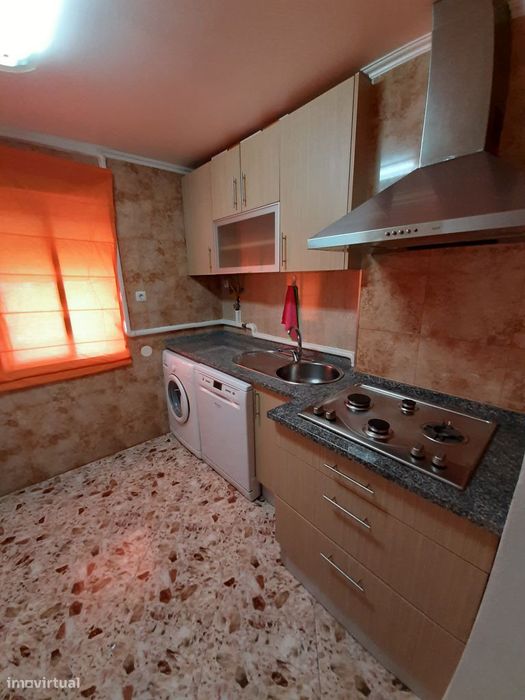 T3 em bloco de betão com 1 casa de banho