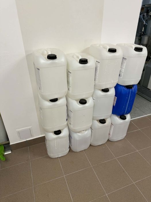 Sprzedam banki pojemniki po chemii