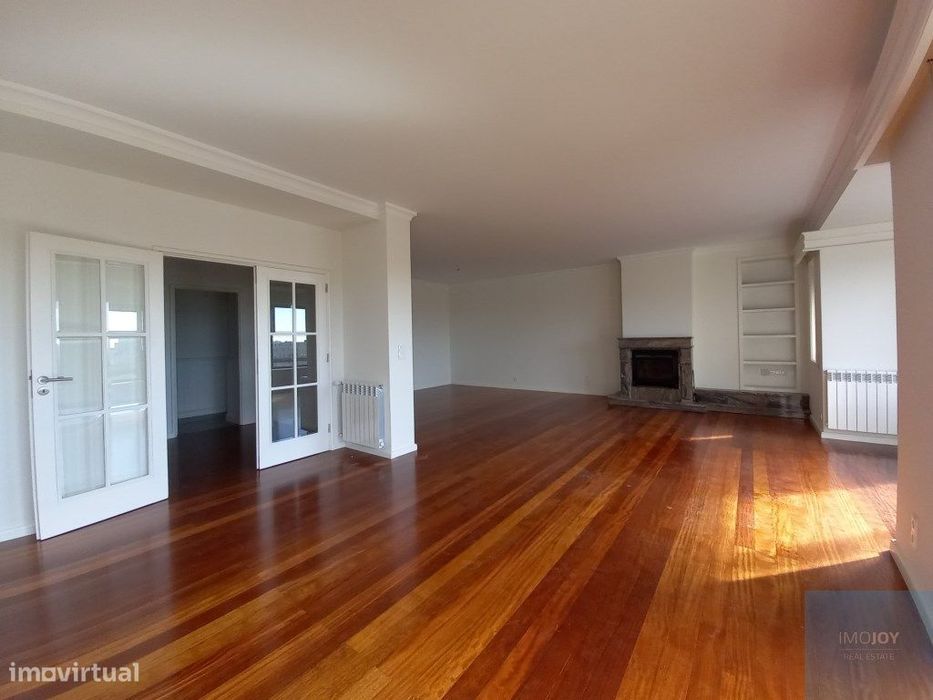Apartamento T4 + 1 na Rua Oliveira Monteiro