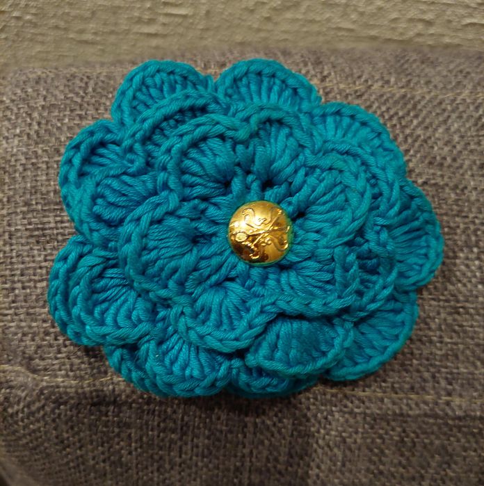 Turkusowa broszka kwiat że złotym środkiem hand made vintage oldschool