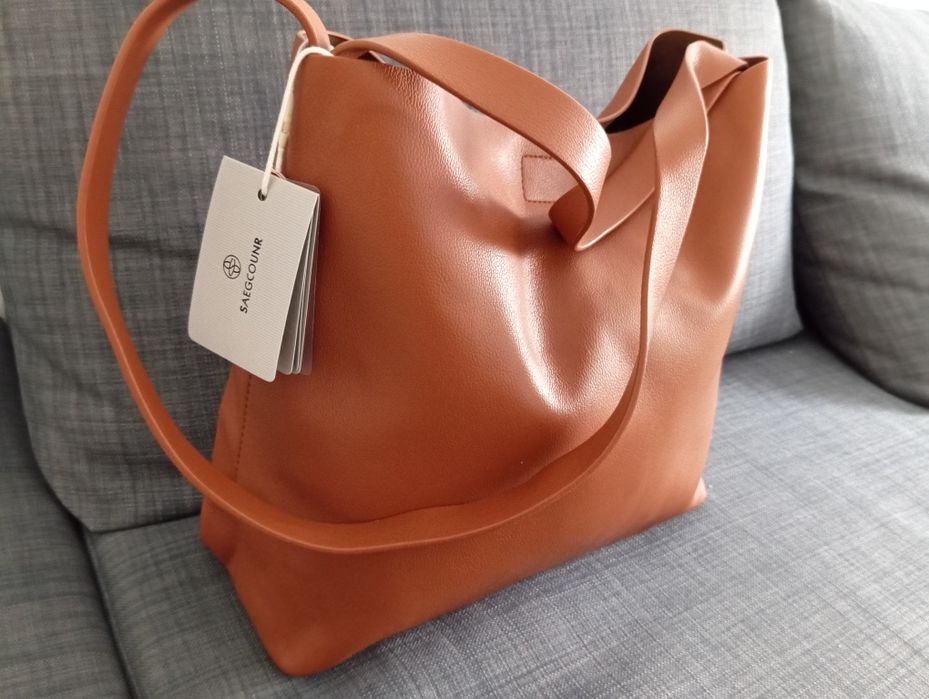 Nova bolsa de couro feminina de marca de designer independente. Por fa