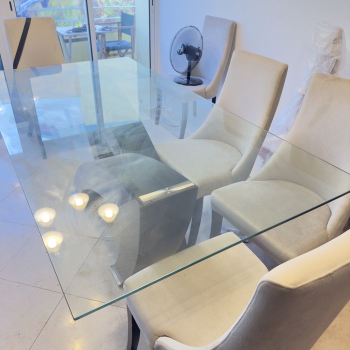 Mesa de jantar com 6 cadeiras estofadas