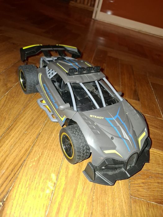 Машинка на пульте управления