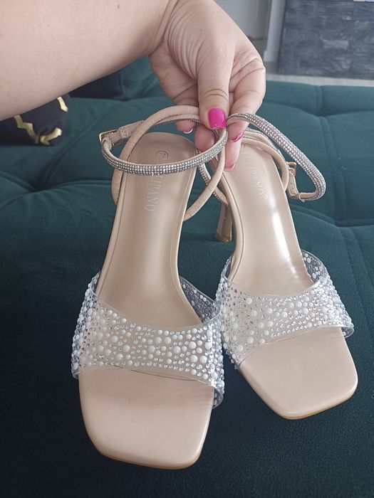 Nowe sandałki ze srebrnym zapięciem r.37