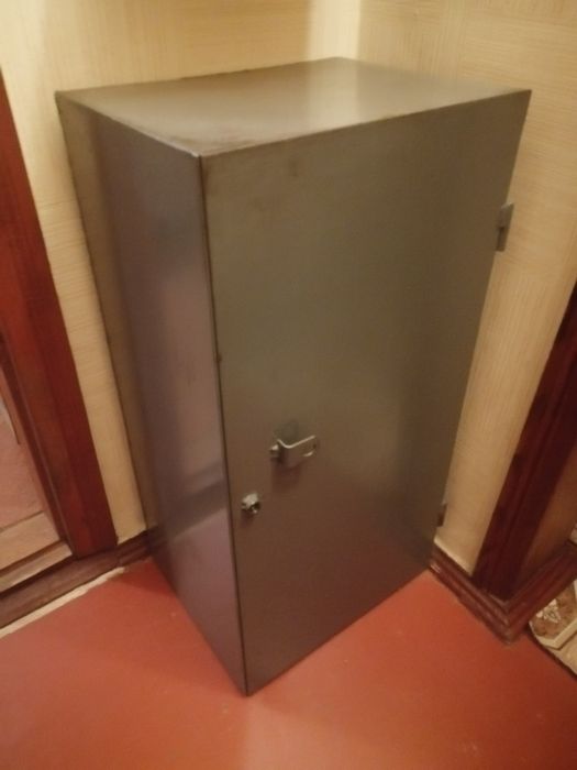 Продам металевий сейф.