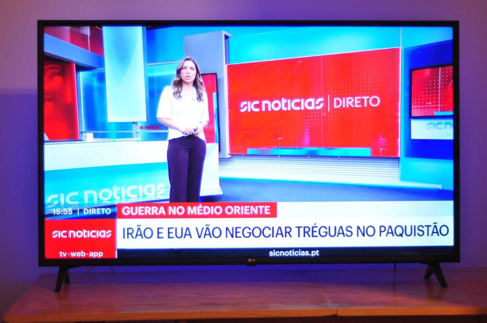 Televisão Smart tv LG 55" 4K com fitas de retroiluminção LED para luz ambiente na sala ou quarto