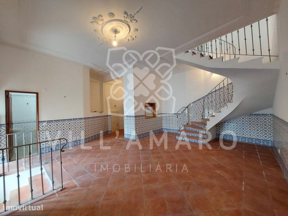Moradia T2, centenária, zona histórica de Palmela, com dois pisos, ...