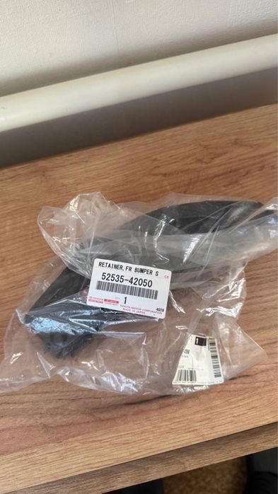 Продам 52535-42050 крепление переднего бампера правое Toyota RAV4 2019