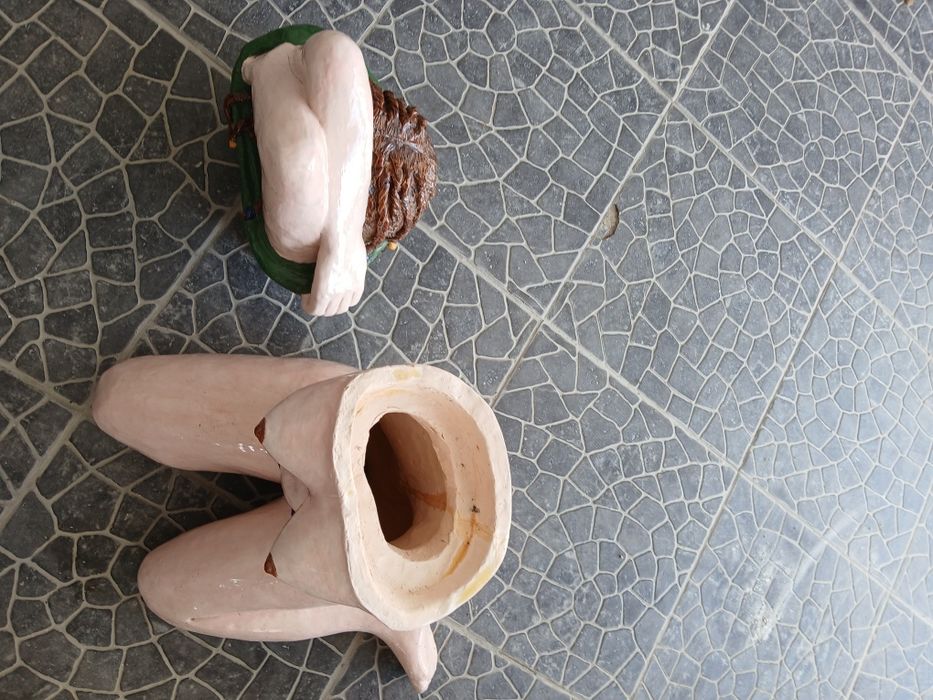 Escultura de nu pintada a mão