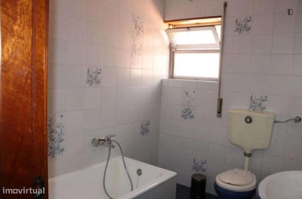 Quarto - localizado em Carcavelos Lisbon