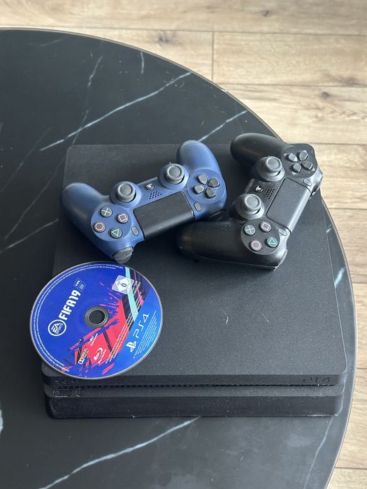 PlayStation 4 Slim 500 GB + 2 pady + FIFA 19 + komplet kabli