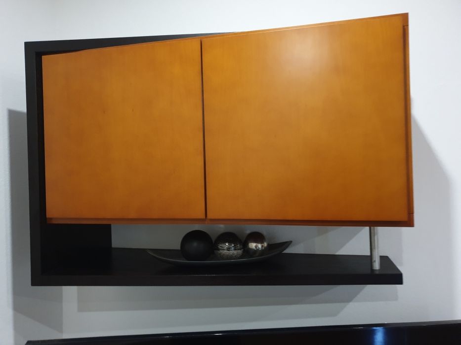 Moveis sala de estar com mesa para 4 pessoas com bar integrado.