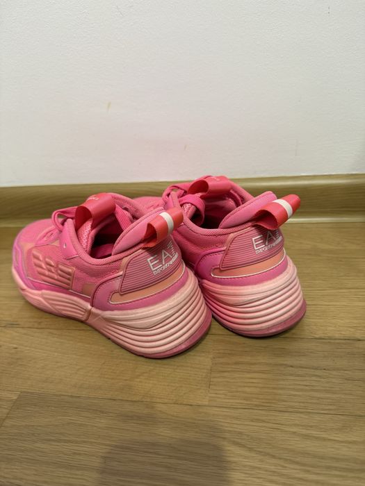 Кросівки жіночі