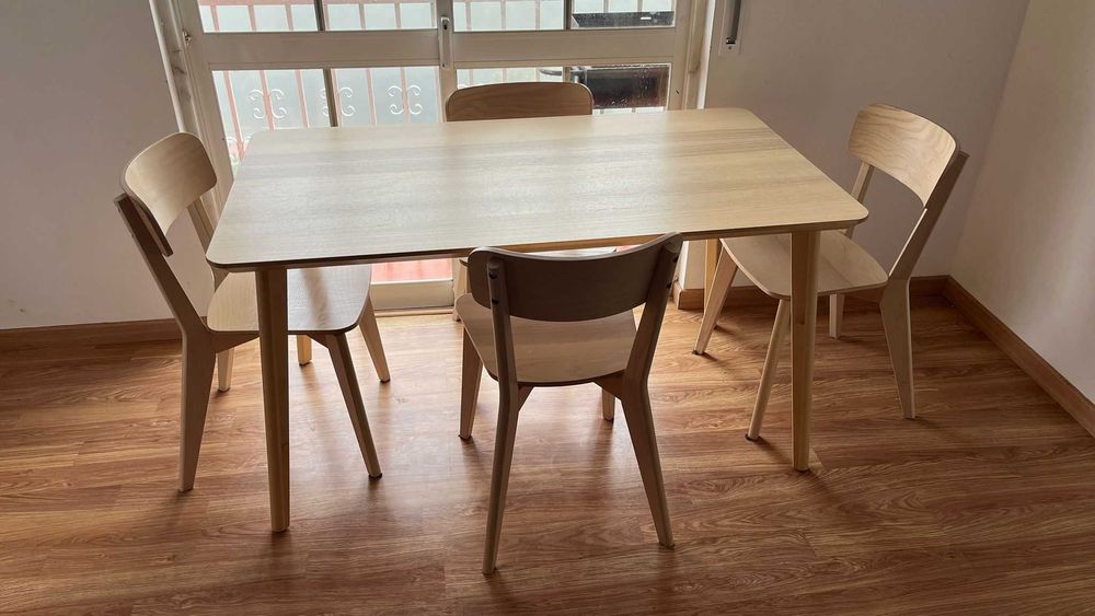 Mesa em madeira IKEA com 4 cadeiras