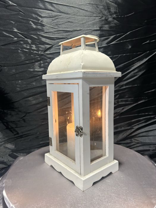 Biały lampion wiszący z drewna i szkła – wysokość 33,5 cm