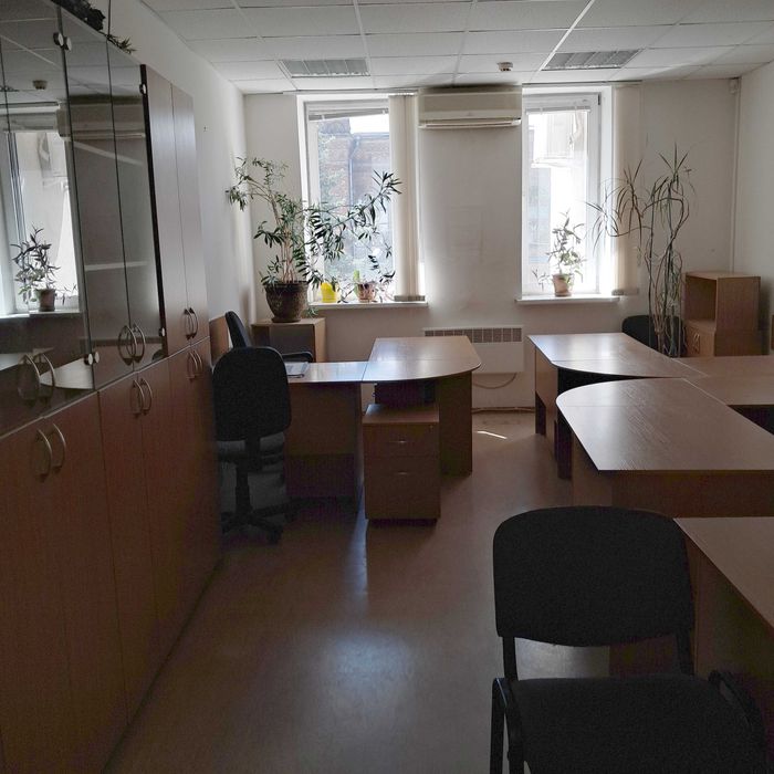 Оренда - офіси від 25 м. Резервне живлення. Паркування. М Вокзальна-10 хв. Від власника