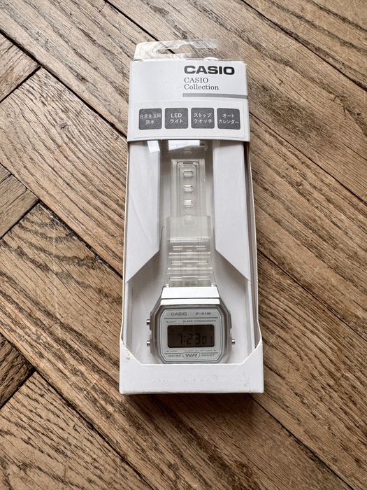 Zegarek casio retro bialy