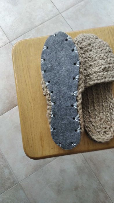 Вязані вручну вироби-домашні капці із джуту