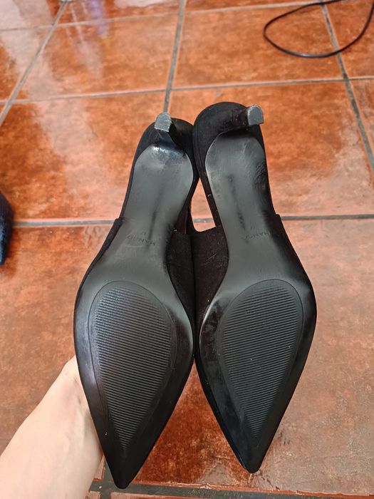 Sandália Mango preta fechada elegante camurça  tam 37