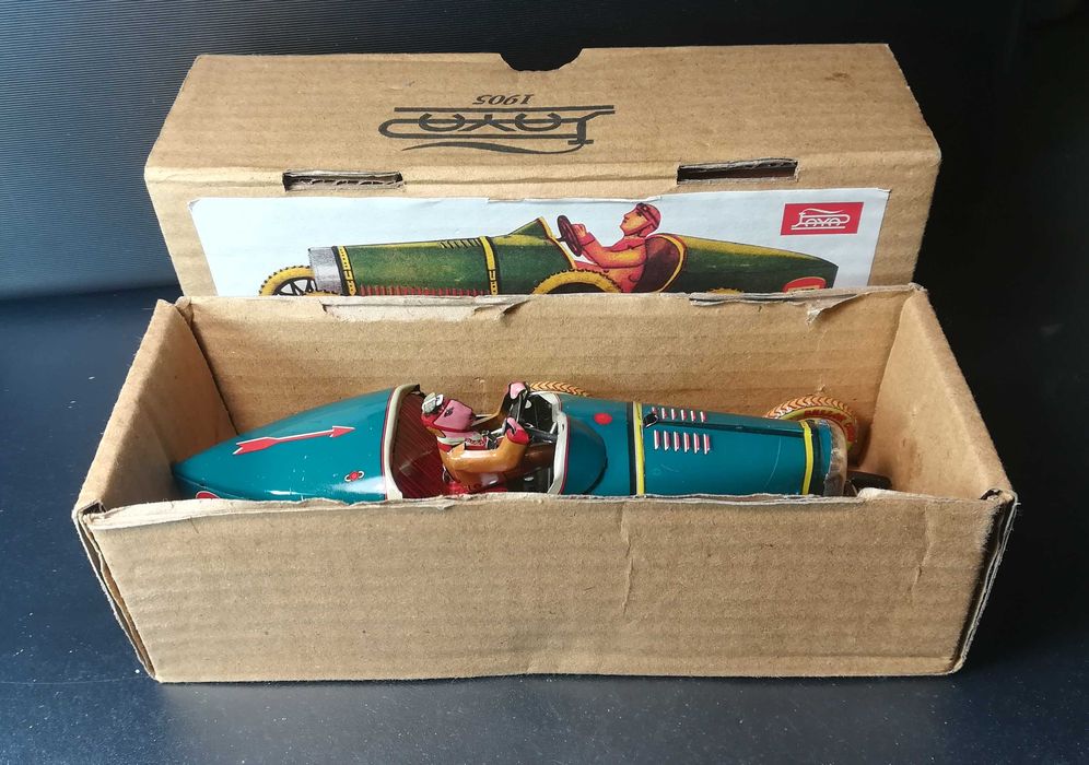 Miniatura em chapa de carro de corrida