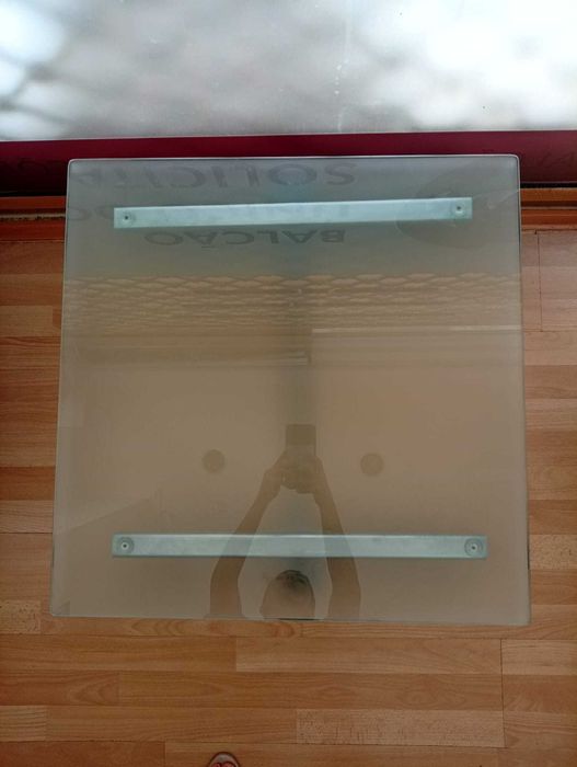 Mesa de apoio com tampo de vidro