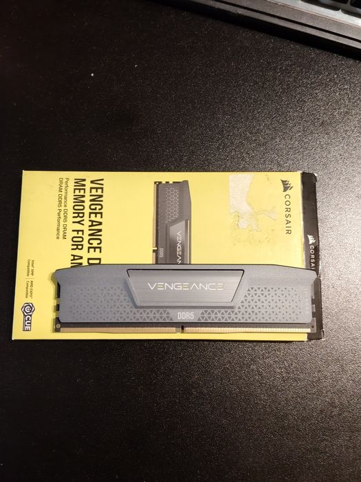 DDR5 Corsair Vengeance 16GB 6000MHz CL36 AMD EXPO