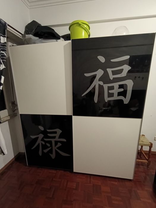 Guarda Roupa preto e branco