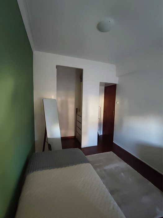 Quarto mobilado em apartamento no centro de Almada– Despesas Incluídas