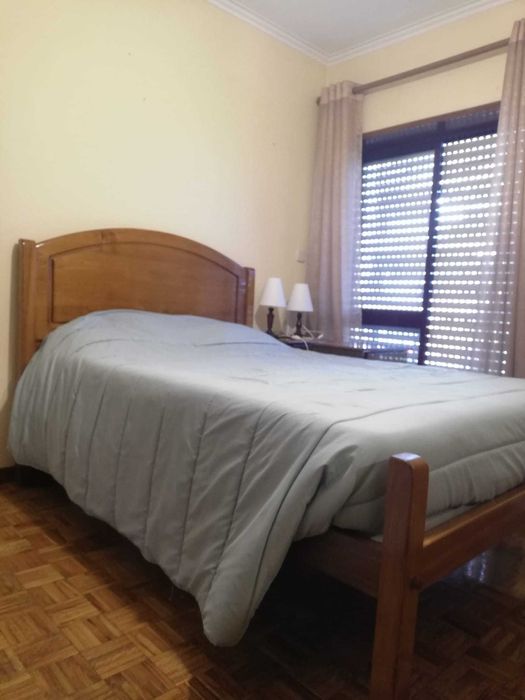 Cama, cómoda e mesas de cabeceira