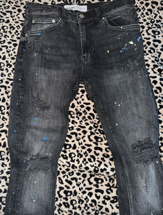 Calças de ganga rasgadas com tinta