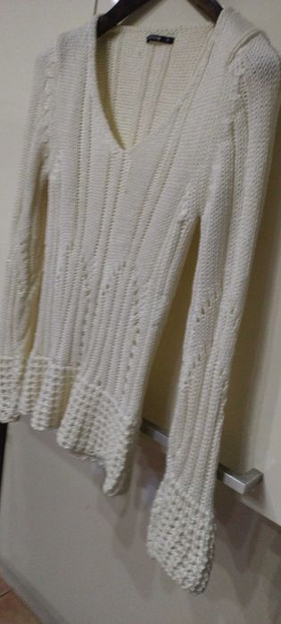 Sweter biały w ażurowe wzory.