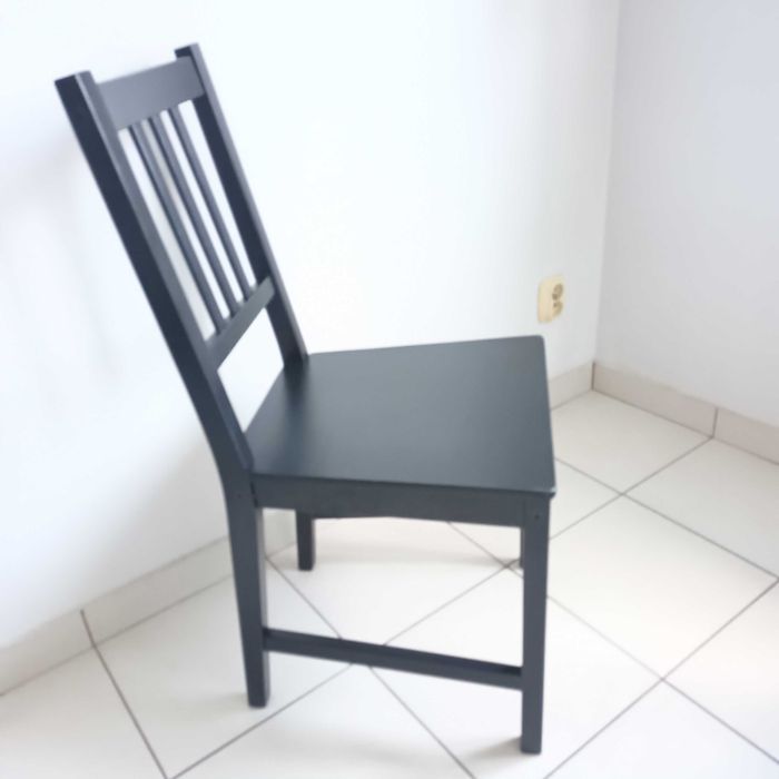 2 krzesła czarne Ikea, z niewielkimi śladami używalności