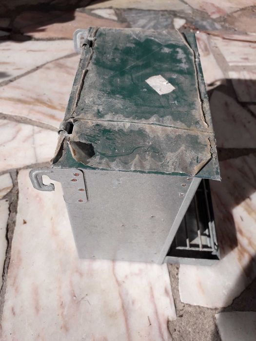 Comedor de chapa para aves