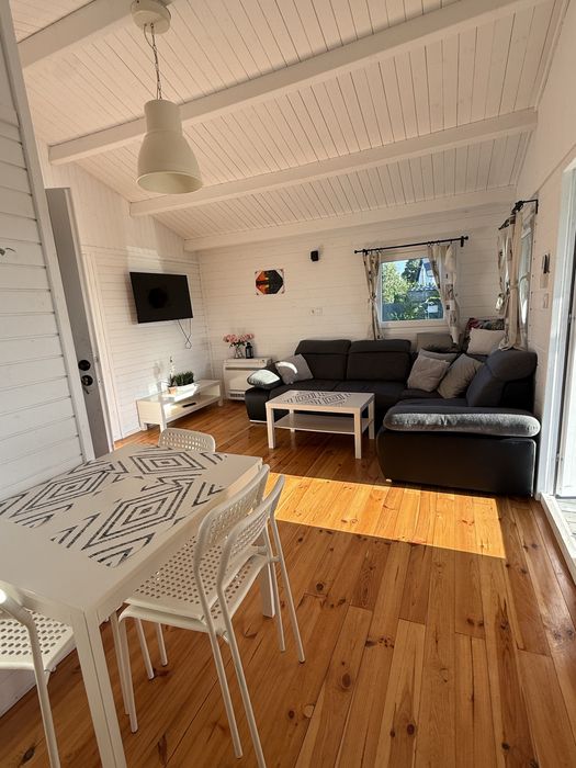 Domek z widokiem na jezioro na mazurach