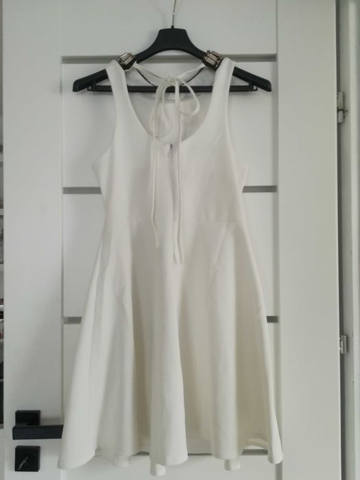 Sukienka biała elegancka z wyciętymi plecami litera A S 36
