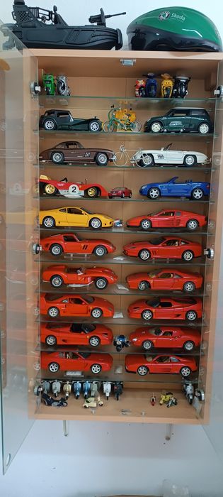 Coleção de Miniaturas de Carros 1:18 + Scooters – Ferrari, Jaguar, Clássicos e Competição