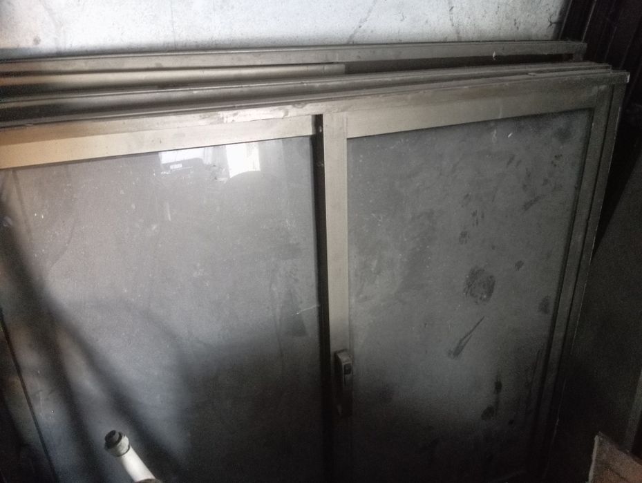 Janelas de alumínio castanho vidro simples