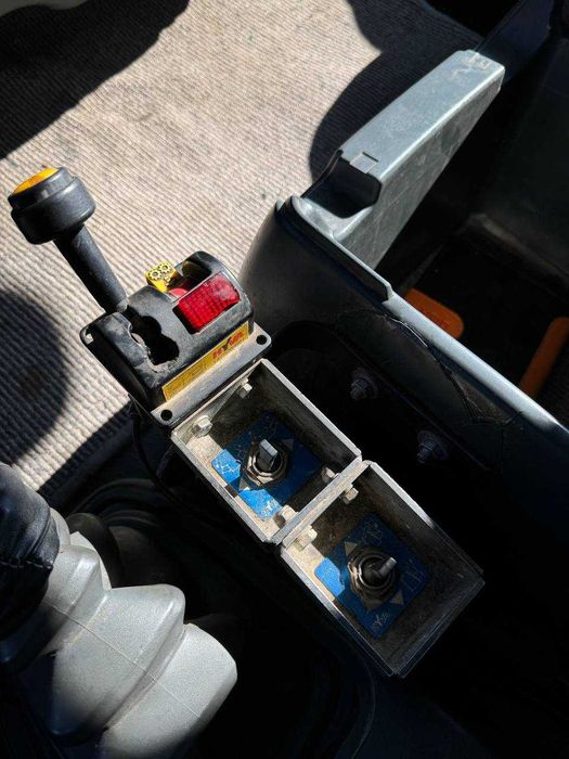 Самоскид повнопривідний з 25 кубовим герметичним кузовом