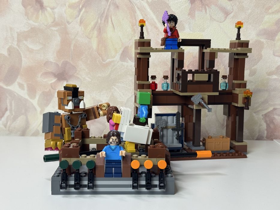 Конструктор LEGO Minecraft Бійцівський ринг у лісовому маєтку (21272)