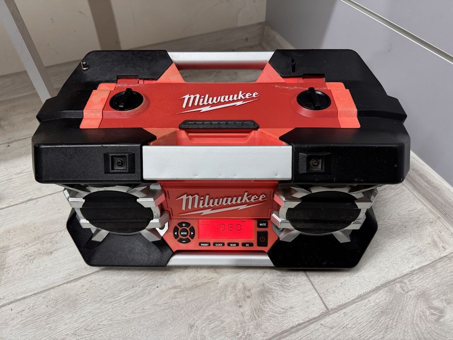 Milwaukee M12  радіо програвач Мілвоке