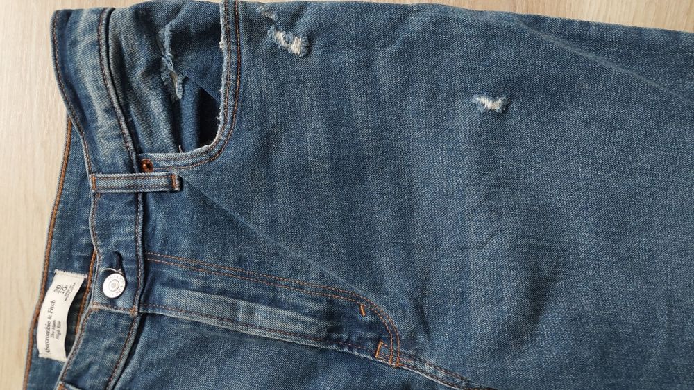 Jeansy z dziurami