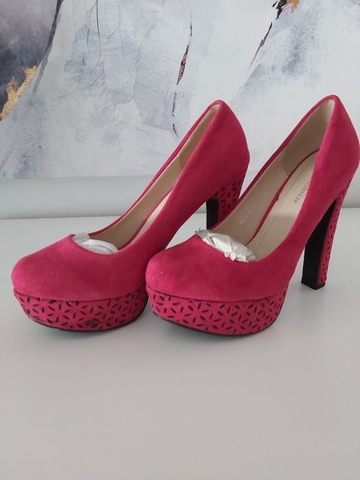 Sapatos de festa em camurça sintética. Compensados. Cor fuschia